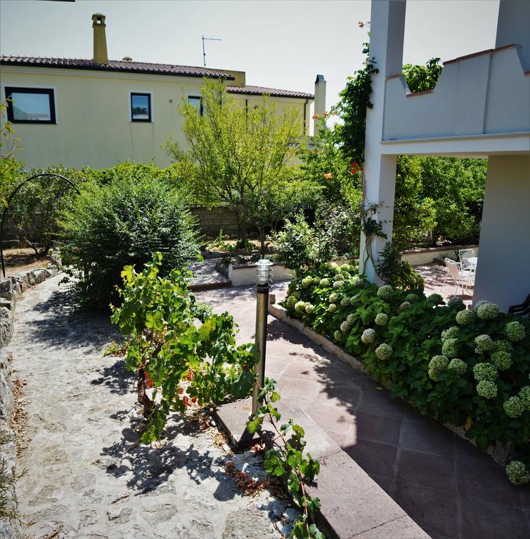 B&B Gianni E Pia Luogosanto Exterior photo